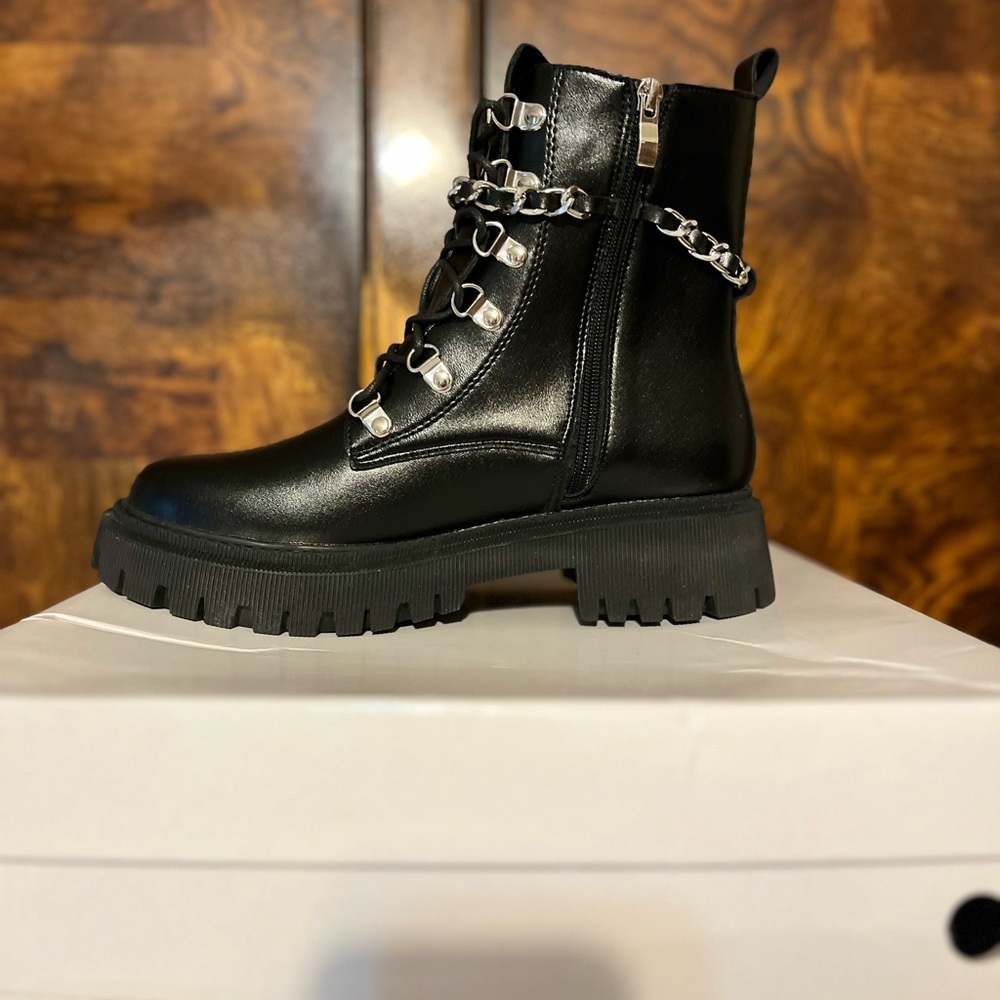 Women’s size 9 combat boots.